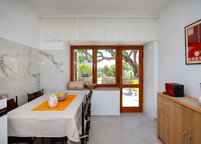 Maric Mit Terrasse Und Balkon By Interhome Hébergement de vacances Podstrana